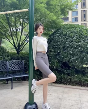 爱好锻炼运动性感身体清新会一字马哦