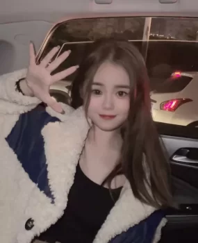 深喉很爽的小骚女