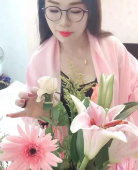 极品楼凤，长相很知性、轻熟女，较丰满。